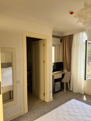 In-room safe, desk, laptop workspace, blackout drapes - Gala Terrace Hotel & Restaurant (Bakı)