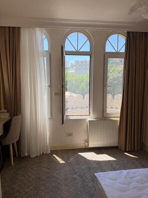 In-room safe, desk, laptop workspace, blackout drapes - Gala Terrace Hotel & Restaurant (Bakı)