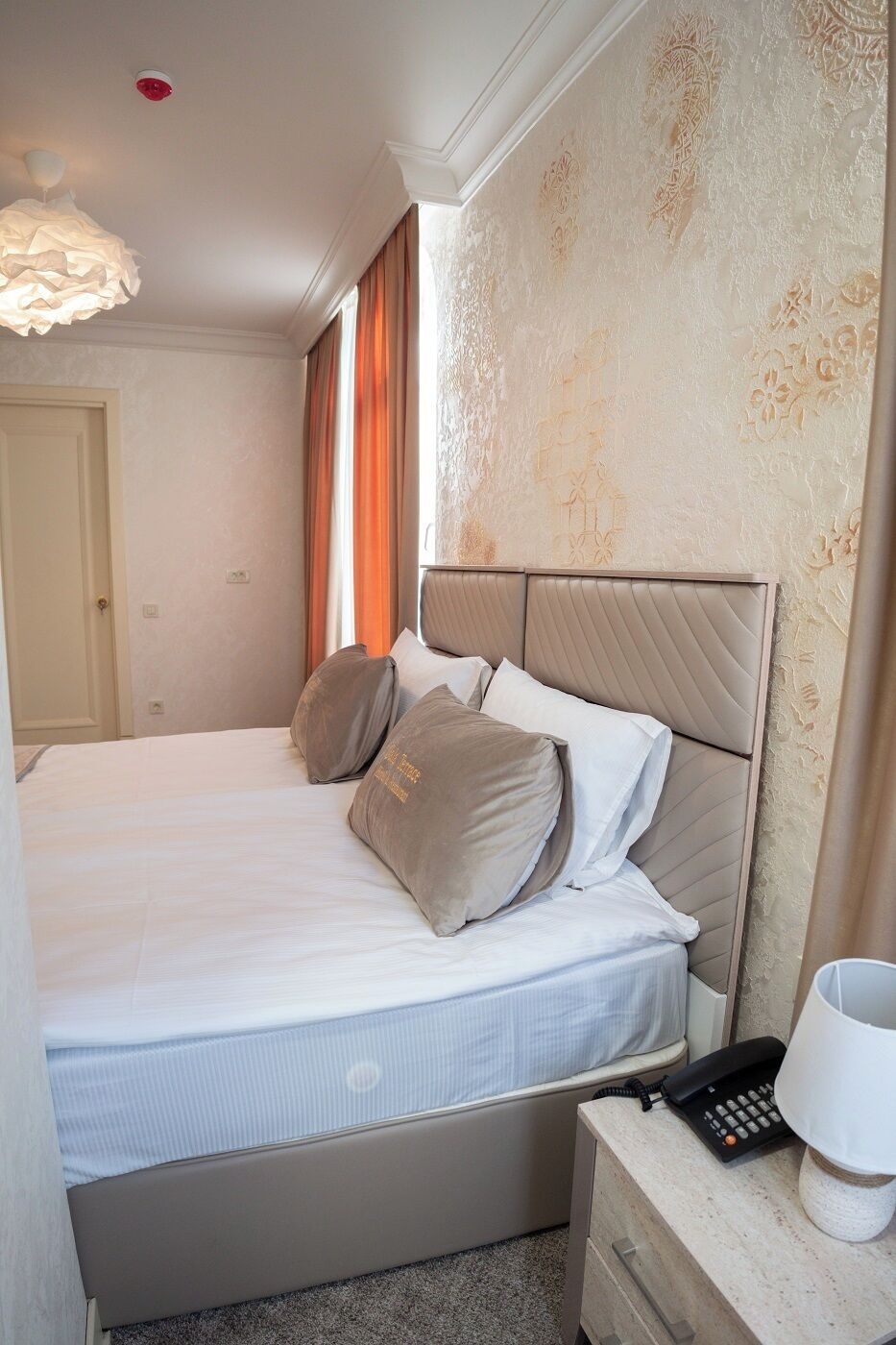 Habitación estándar con 1 cama matrimonial o 2 individuales, vista a la ciudad | Caja de seguridad en la habitación y escritorio 