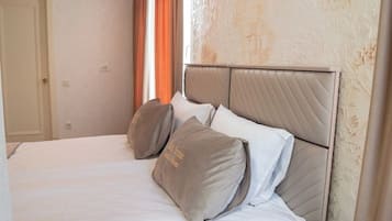 Habitación estándar con 1 cama matrimonial o 2 individuales, vista a la ciudad | Caja de seguridad en la habitación y escritorio