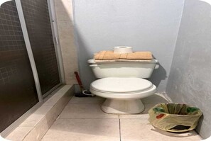 Shower, towels, soap, toilet paper - M. Apartment, Near the Railroad, 5 minutes from the international bridges (Nuevo Laredo)