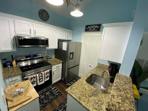 Private kitchen - Cozy 1-bedroom condo near Disney (Kissimmee)