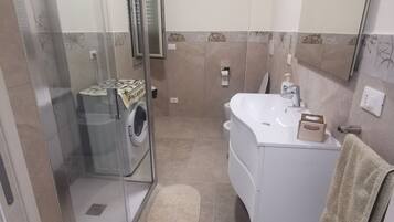 Ducha, secador de pelo, toallas