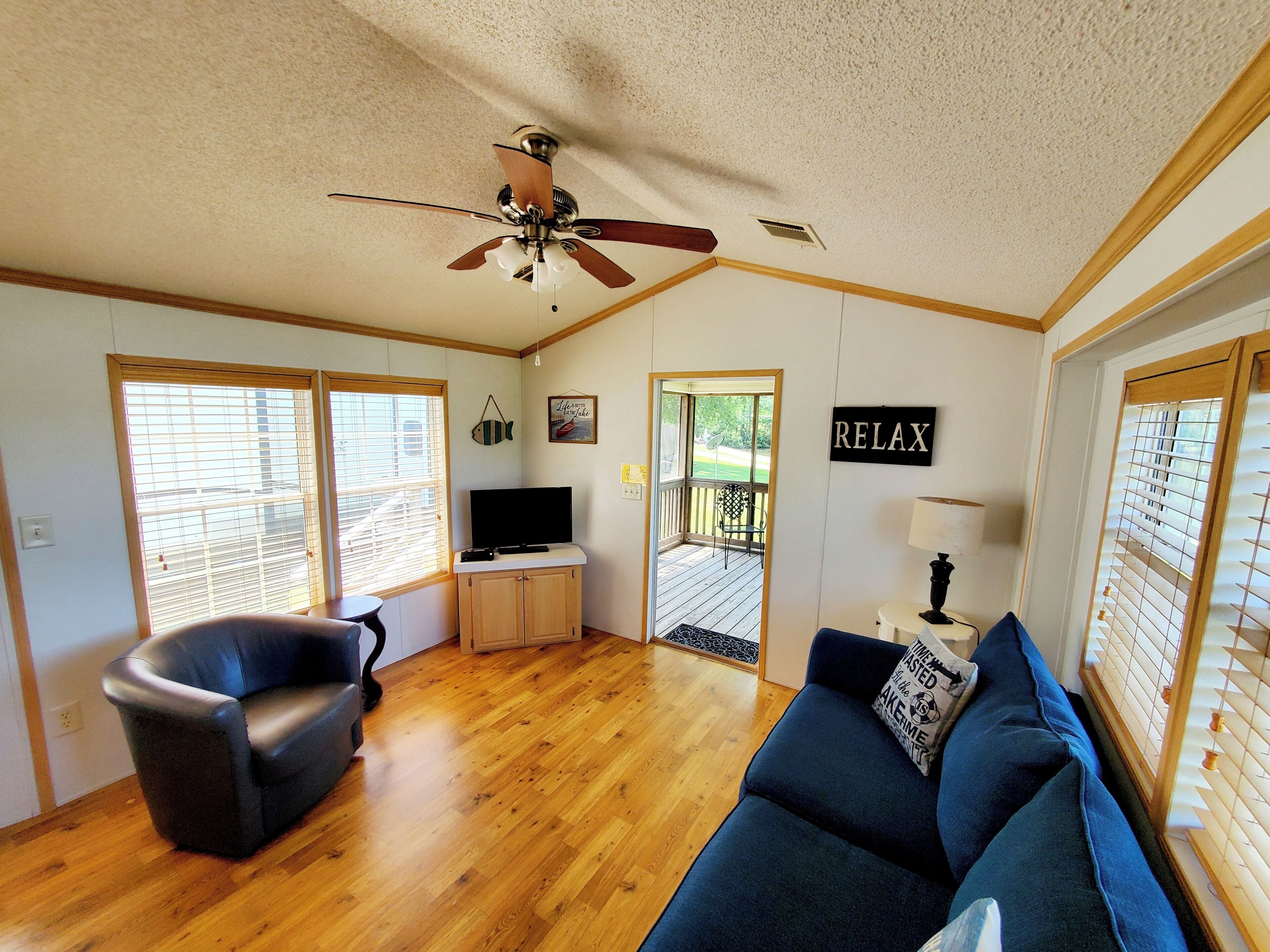 Deluxe Cottage, 1 Bedroom, Lake View | Living area
