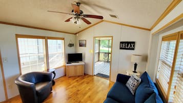 Deluxe Cottage, 1 Bedroom, Lake View | Living area