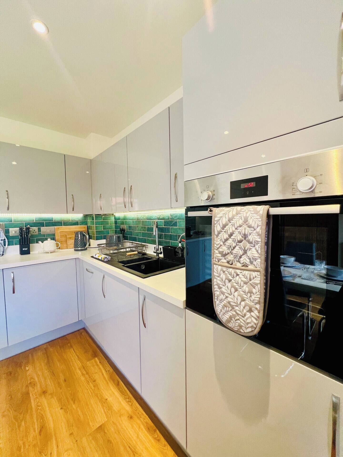 Coffee/tea maker, fridge, microwave, oven