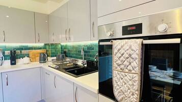 Coffee/tea maker, fridge, microwave, oven
