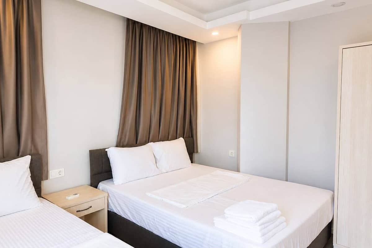 Classic Triple Room, Balcony