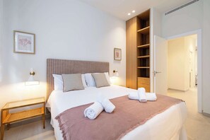 Schreibtisch, Bügeleisen/Bügelbrett, Reisekinderbett, WLAN