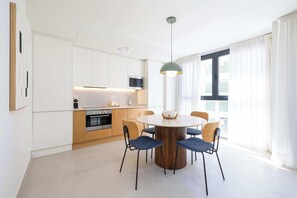 Geladeira, micro-ondas, fogão, cooktop