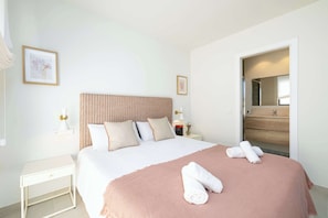 2 soverom, skrivebord, strykejern/-brett og reiseseng for barn
