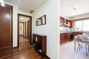 Fridge, microwave, oven, dishwasher - Spacious 3-Bedroom Apartment in Málaga (Málaga)