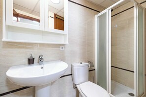 Een douche, een haardroger, handdoeken, shampoo
