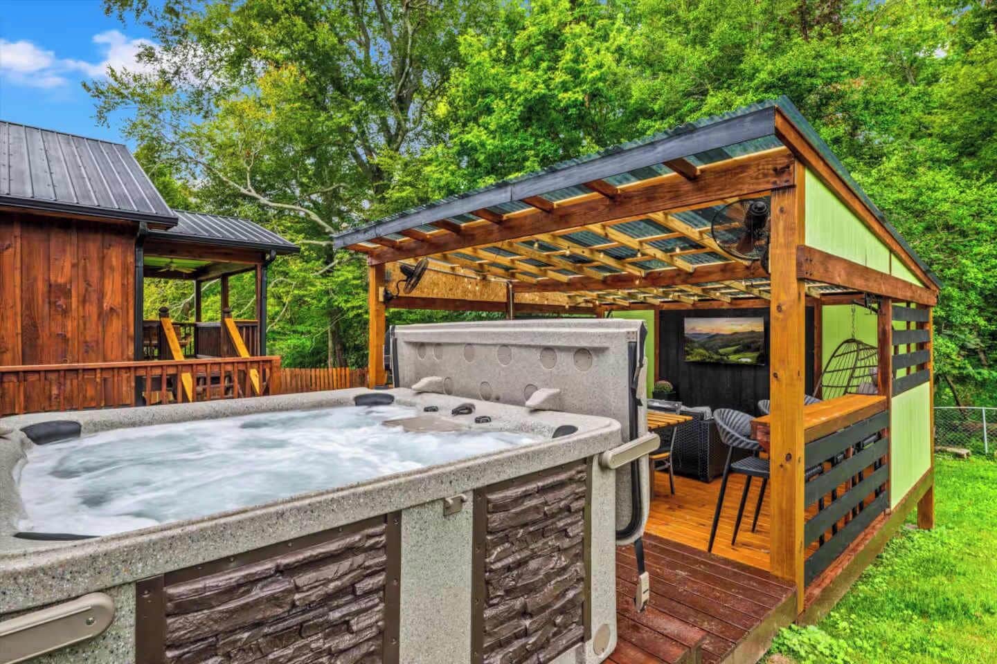 Outdoor spa tub