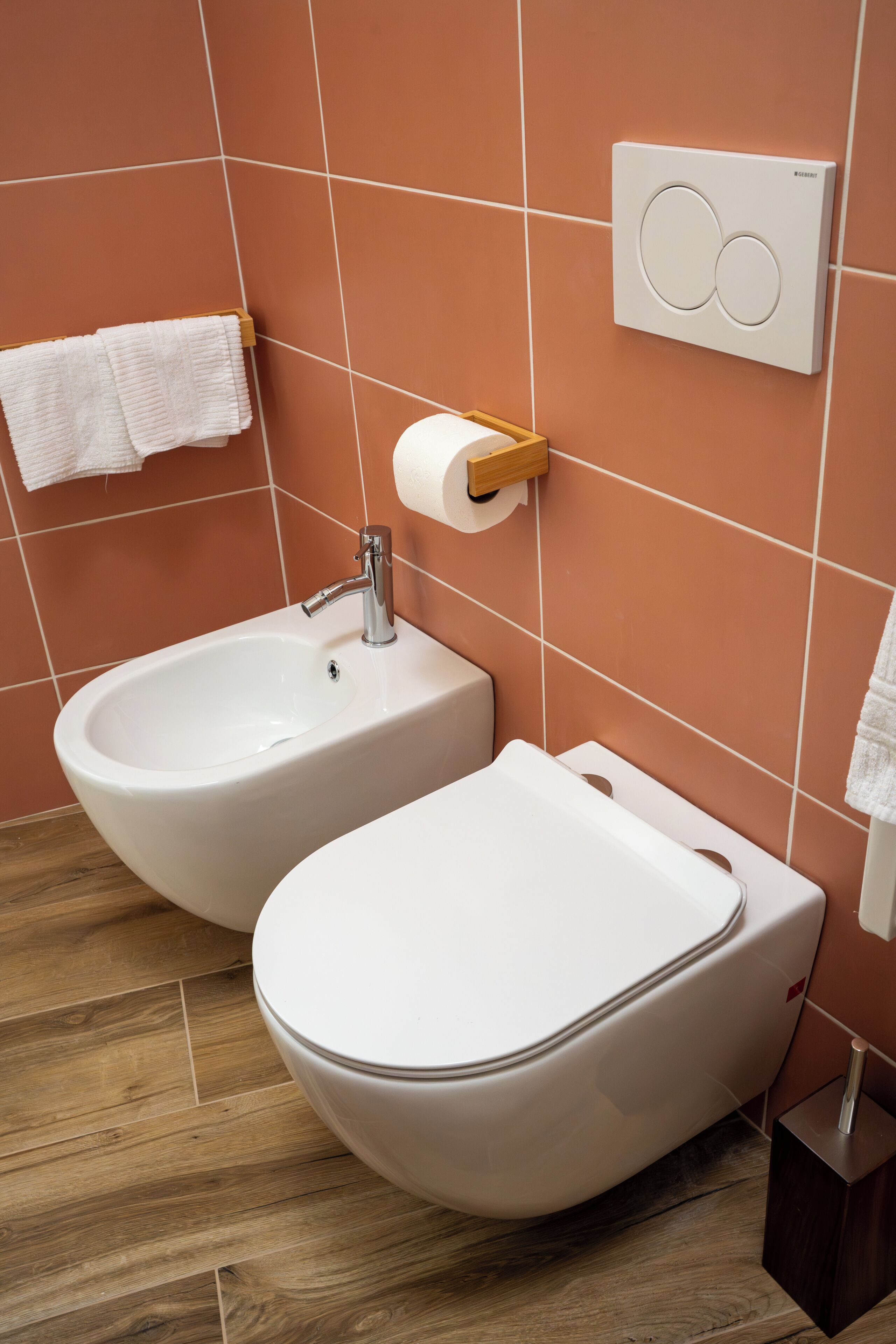Un baño con bidé, inodoro y lavamanos.