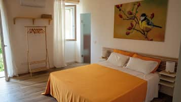 Quarto casal, vista para o jardim | Escrivaninha, espaço de trabalho para notebook, Wi-Fi de cortesia