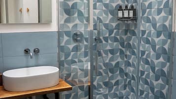 Quarto casal, sacada | Banheiro | Chuveiro, secador de cabelo, toalhas de banho, sabonete