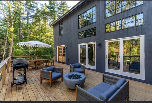 Beautiful new home with lake access
