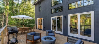 Beautiful new home with lake access