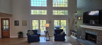 Beautiful new home with lake access