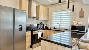 Refrigerador, microondas, horno y cafetera y tetera