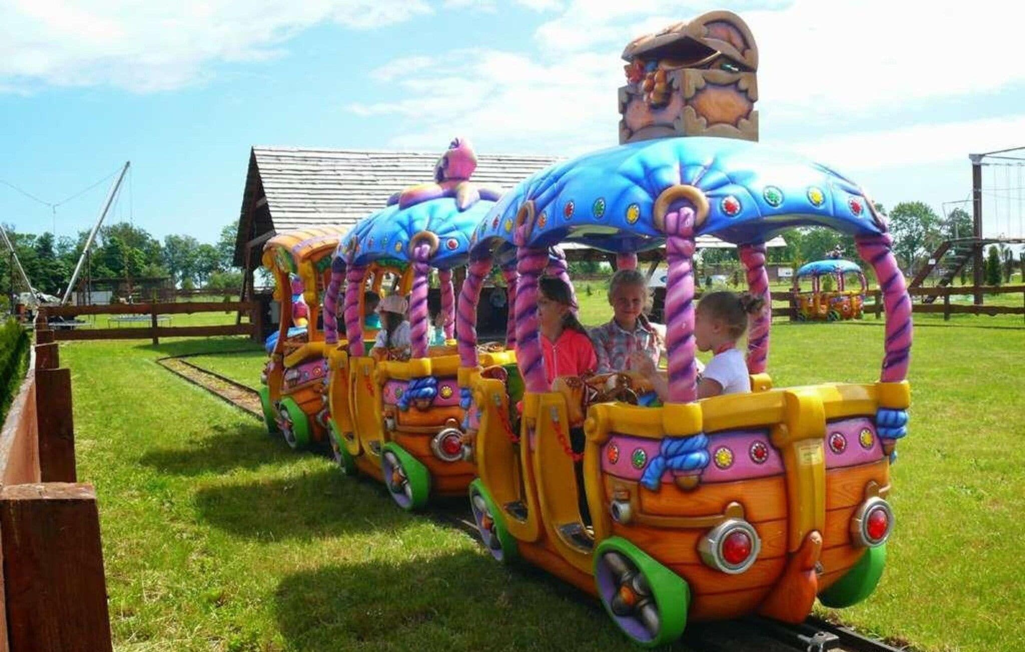 Un colorido viaje en tren con niños sentados en el interior.