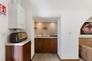 Kühlschrank, Herdplatte, Kochgeschirr/Geschirr/Besteck
