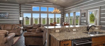 Lazy Bear Sleeps 6 ~ Wifi ~ Views ~ Patio ~ BBQ