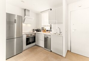 Wasserkocher mit Kaffee-/Teezubehör, Kühlschrank, Ofen, Herdplatte