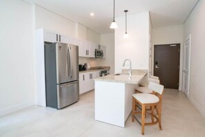 Coffee/tea maker, fridge, microwave, oven - Flamingo View Suite 1B 413 (Playa Flamingo)