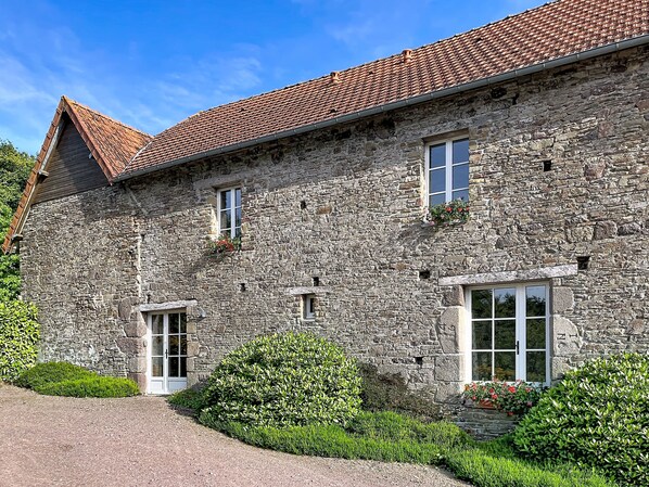 Exterior - Le Manoir du Butel Vacation Rental, located between the D-Day beaches and Mont Saint-Michel (Saint-Amand-Villages)