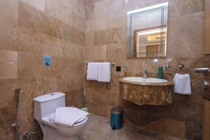 Junior-Suite | Badezimmer | Dusche, Regendusche, Haartrockner, Hausschuhe