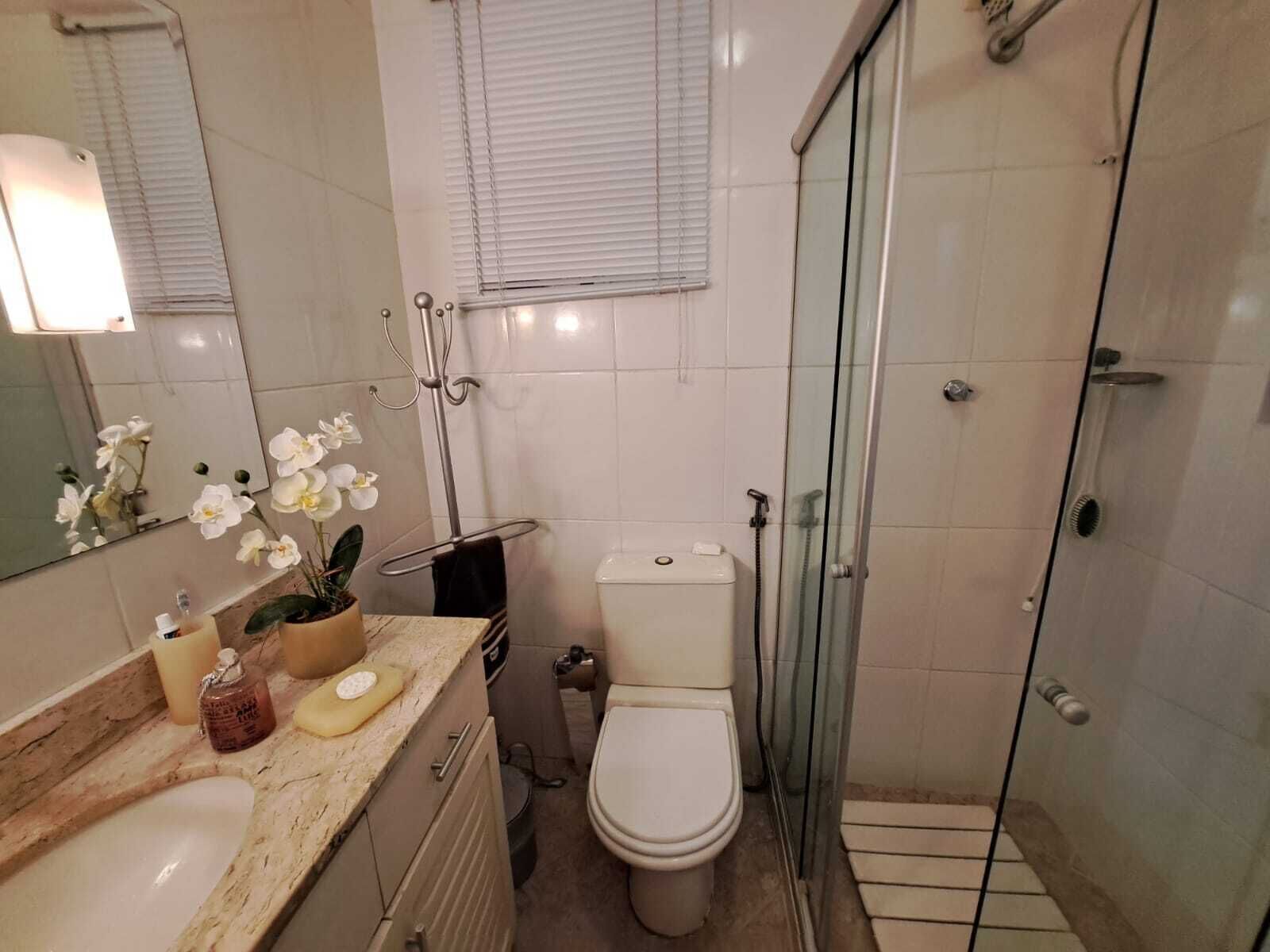 Ein Badezimmer mit Toilette, Dusche und Waschbecken.