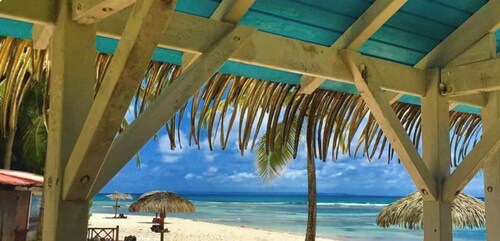 Ground-floor studio villa, big pool, direct beach access – private residence.