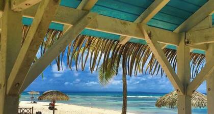 Ground-floor studio villa, big pool, direct beach access – private residence.