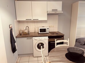 Private kitchen - Charming studio apartment• Private parking• Downtown on Foot• All-you-can-drink coffee and tea! (Arras)