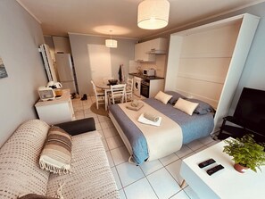 Living area - Charming studio apartment• Private parking• Downtown on Foot• All-you-can-drink coffee and tea! (Arras)