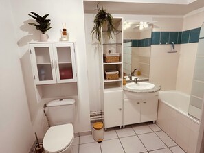 Bathroom - Charming studio apartment• Private parking• Downtown on Foot• All-you-can-drink coffee and tea! (Arras)