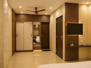 Suite | Free WiFi - HOTEL VEERATN (Hatkalangda)
