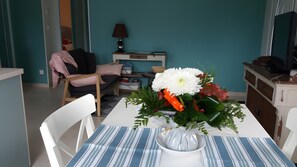 TV - The "Les 2 Falaises" Gîte – Comfortable Holiday Home in Eu (Eu)