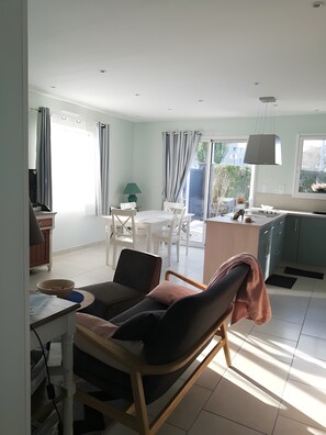 TV - The "Les 2 Falaises" Gîte – Comfortable Holiday Home in Eu (Eu)