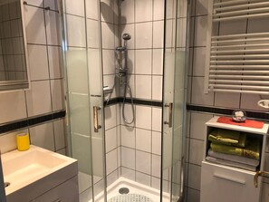Shower, hair dryer - Cottage 'Gite "Entre Ciel Et Mer"' with Shared Terrace and Wi-Fi (Eu)