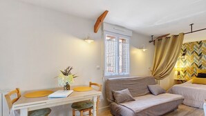 Living area - Cottage 'Gite "Entre Ciel Et Mer"' with Shared Terrace and Wi-Fi (Eu)