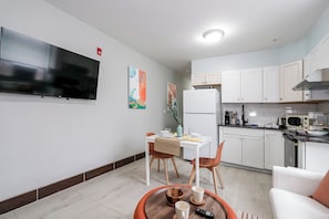 Interior - Lancaster Art Suite 4 - 2BR near Drexel & Penn (Philadelphia)