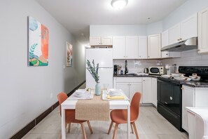 Private kitchen - Lancaster Art Suite 4 - 2BR near Drexel & Penn (Philadelphia)