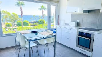 Coffee/tea maker, fridge, oven, stovetop
