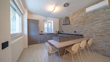 Frigorifero, forno, piano cottura, lavastoviglie