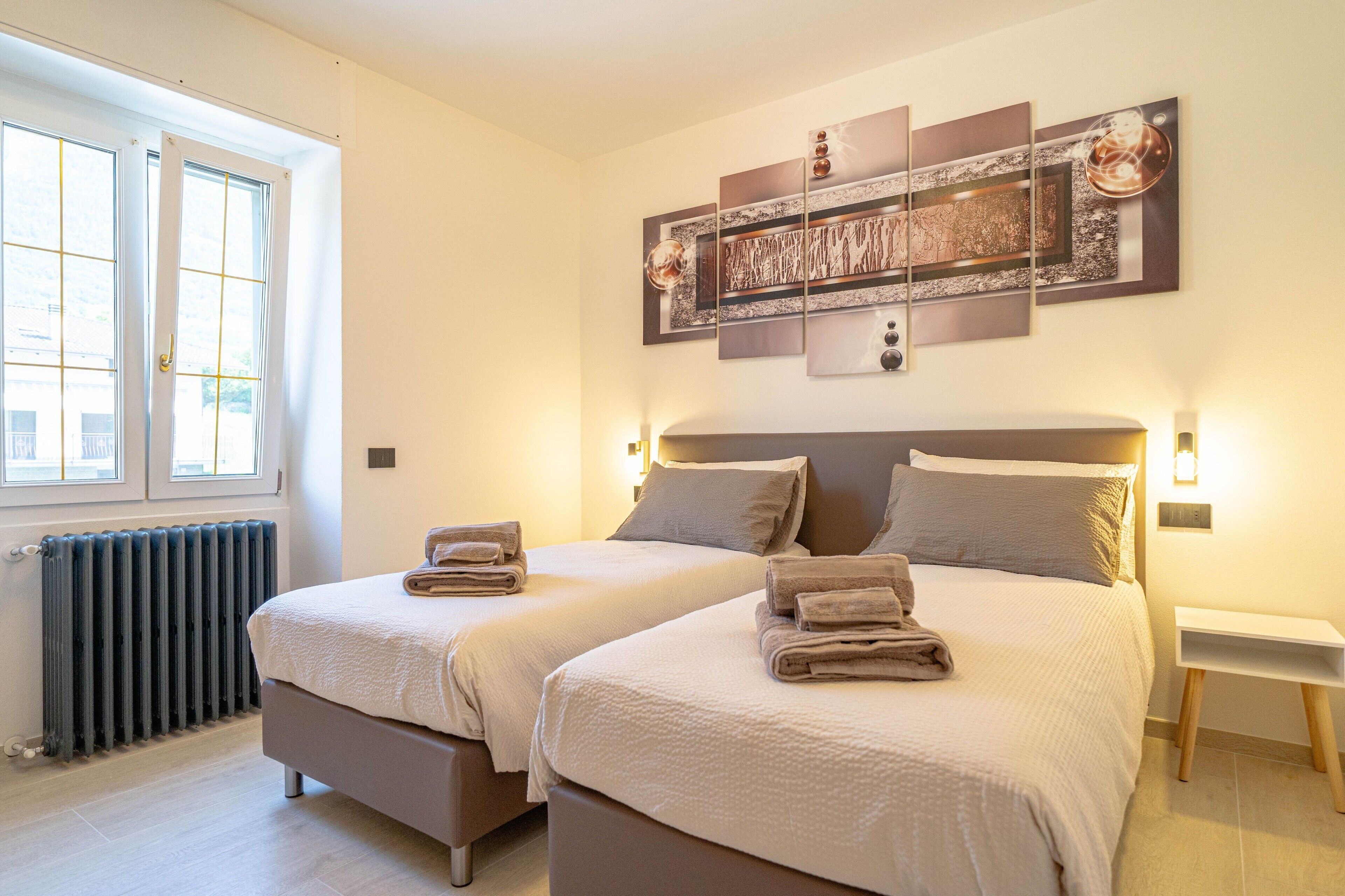 Tabla de planchar con plancha, wifi y ropa de cama 