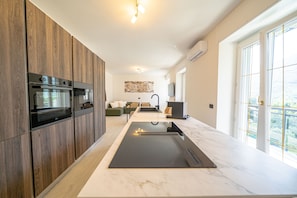 Kühlschrank, Mikrowelle, Ofen, Herdplatte