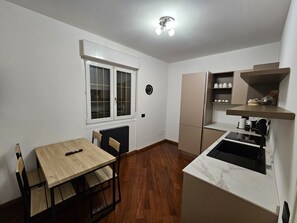 Kühlschrank, Ofen, Herdplatte, Geschirrspüler